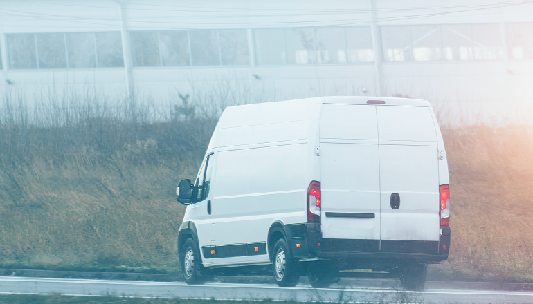 furgoneta circulando por la carretera